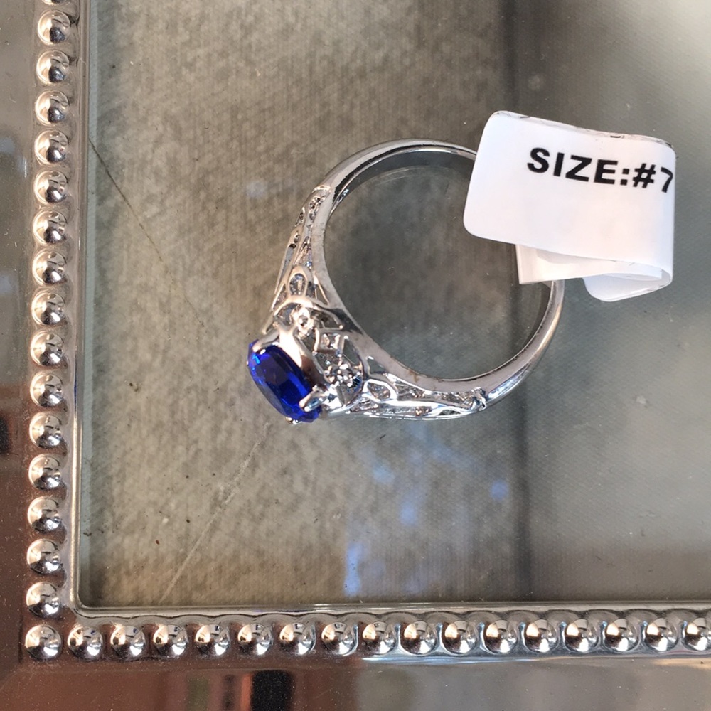 Stunning Blue Sapphire Ring in Silvertone Size 8 - Picture 4 of 5